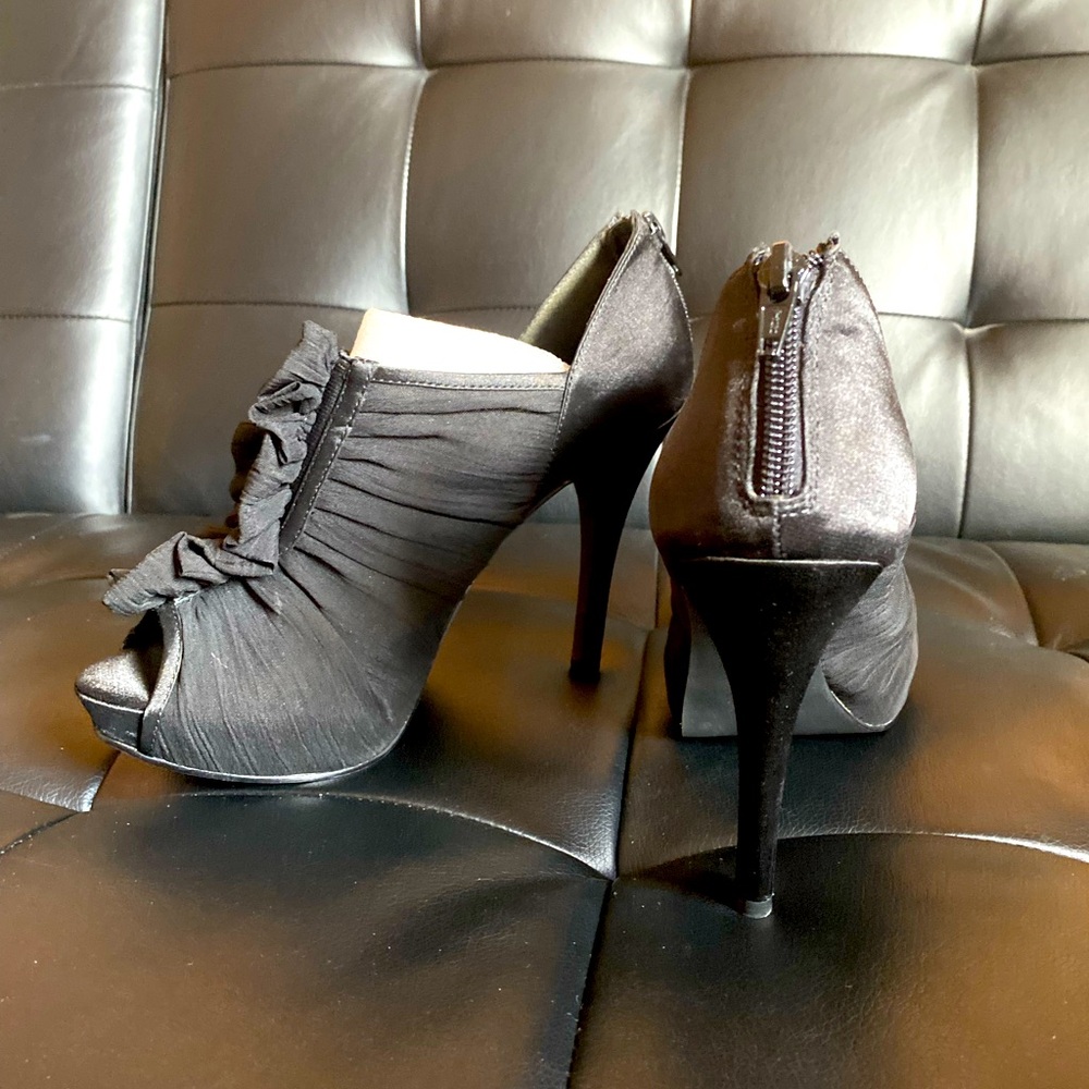 Jacqueline Ferrar Black Peep-Toe High Heels